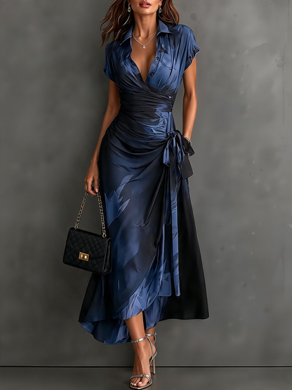 Vestido midi cruzado con estampado abstracto azul, escote en V, manga corta, cintura anudada y bajo asimétrico con volante