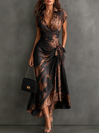 Vestido midi cruzado con estampado abstracto rojo y negro, escote en V, manga corta, cintura anudada y bajo asimétrico con volante