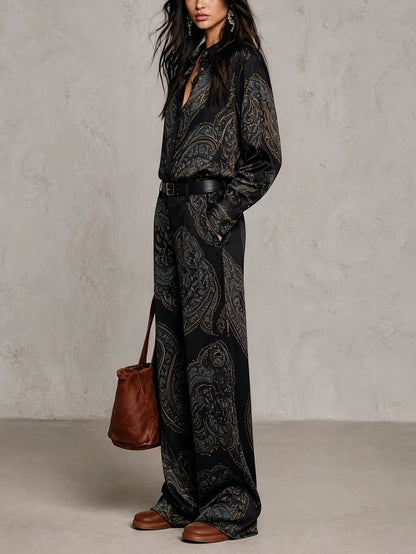 Doriana | Conjunto de camisa de manga larga satinada con estampado paisley burdeos-púrpura y pantalón de pierna ancha