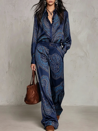 Doriana | Conjunto de camisa de manga larga satinada con estampado paisley burdeos-púrpura y pantalón de pierna ancha