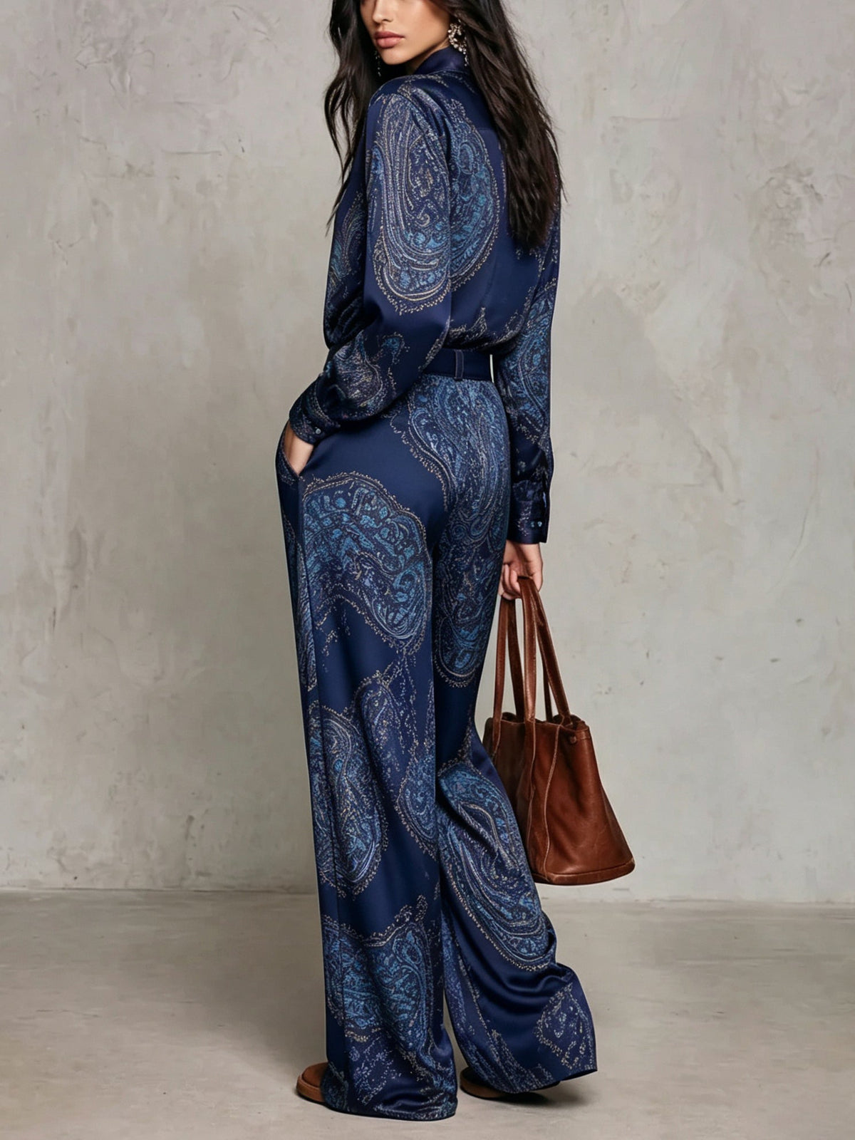 Doriana | Conjunto de camisa de manga larga satinada con estampado paisley burdeos-púrpura y pantalón de pierna ancha