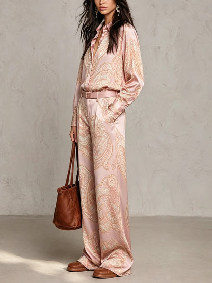 Doriana | Conjunto de camisa de manga larga satinada con estampado paisley burdeos-púrpura y pantalón de pierna ancha