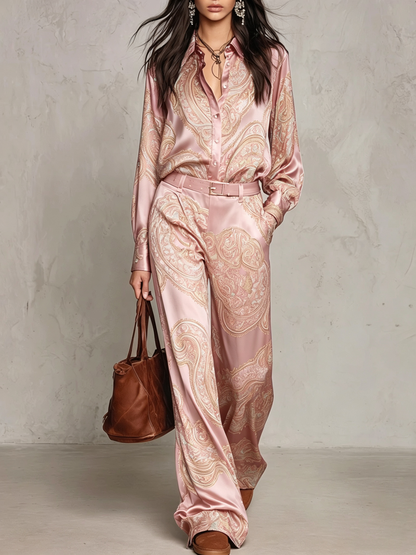 Doriana | Conjunto de camisa de manga larga satinada con estampado paisley burdeos-púrpura y pantalón de pierna ancha