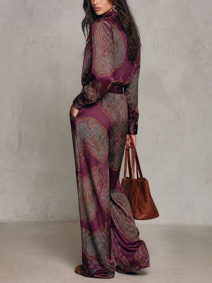 Doriana | Conjunto de camisa de manga larga satinada con estampado paisley burdeos-púrpura y pantalón de pierna ancha