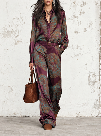 Doriana | Conjunto de camisa de manga larga satinada con estampado paisley burdeos-púrpura y pantalón de pierna ancha
